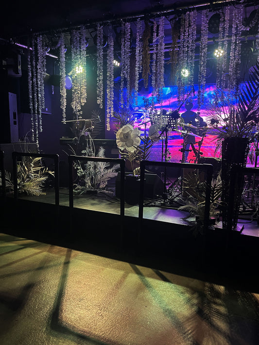 ライブ会場のステージ装飾事例 ドライフラワーと吊り装飾による空間演出 CONA 1st Acoustic LIVE アスターの栞