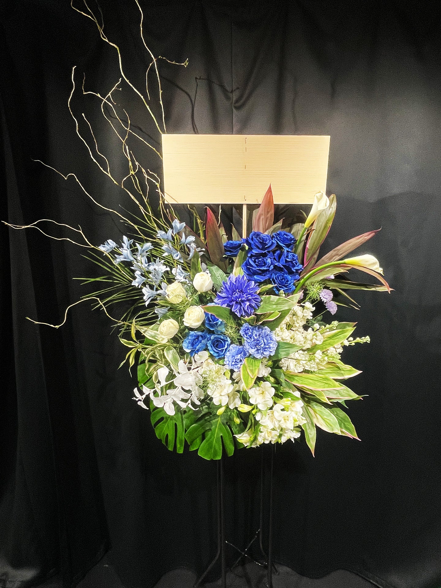 ブルーローズとグリーンリーフのスタンド花(祝い花)|Re:Bloom HANA GARDEN TOKYO