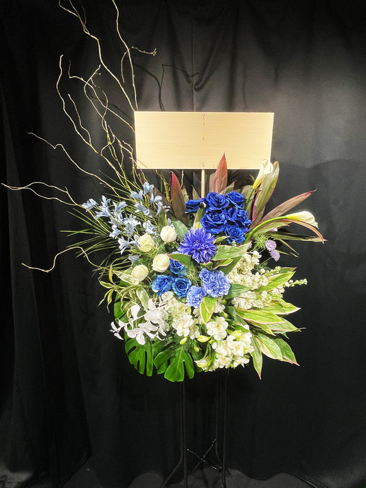 ブルーローズとグリーンリーフのスタンド花(祝い花)|Re:Bloom HANA GARDEN TOKYO