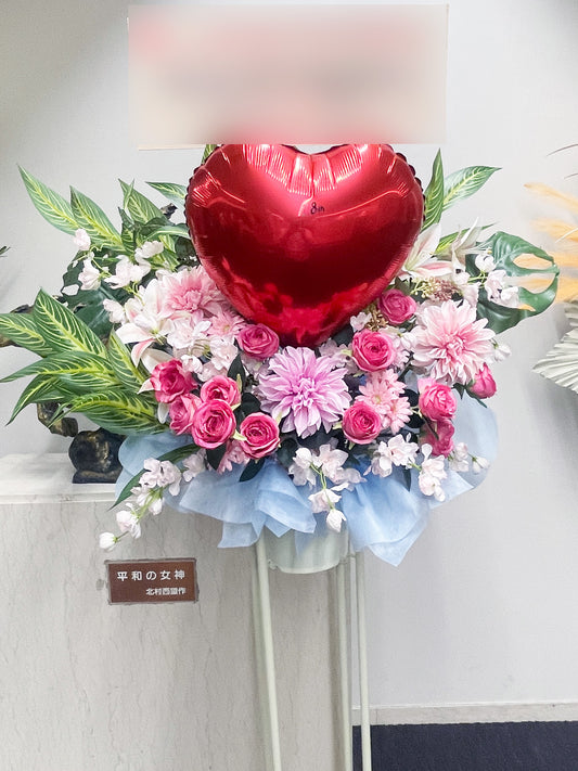 赤いハートバルーンとピンクのダリアをあしらったRe:Bloomシリーズのスタイル装花