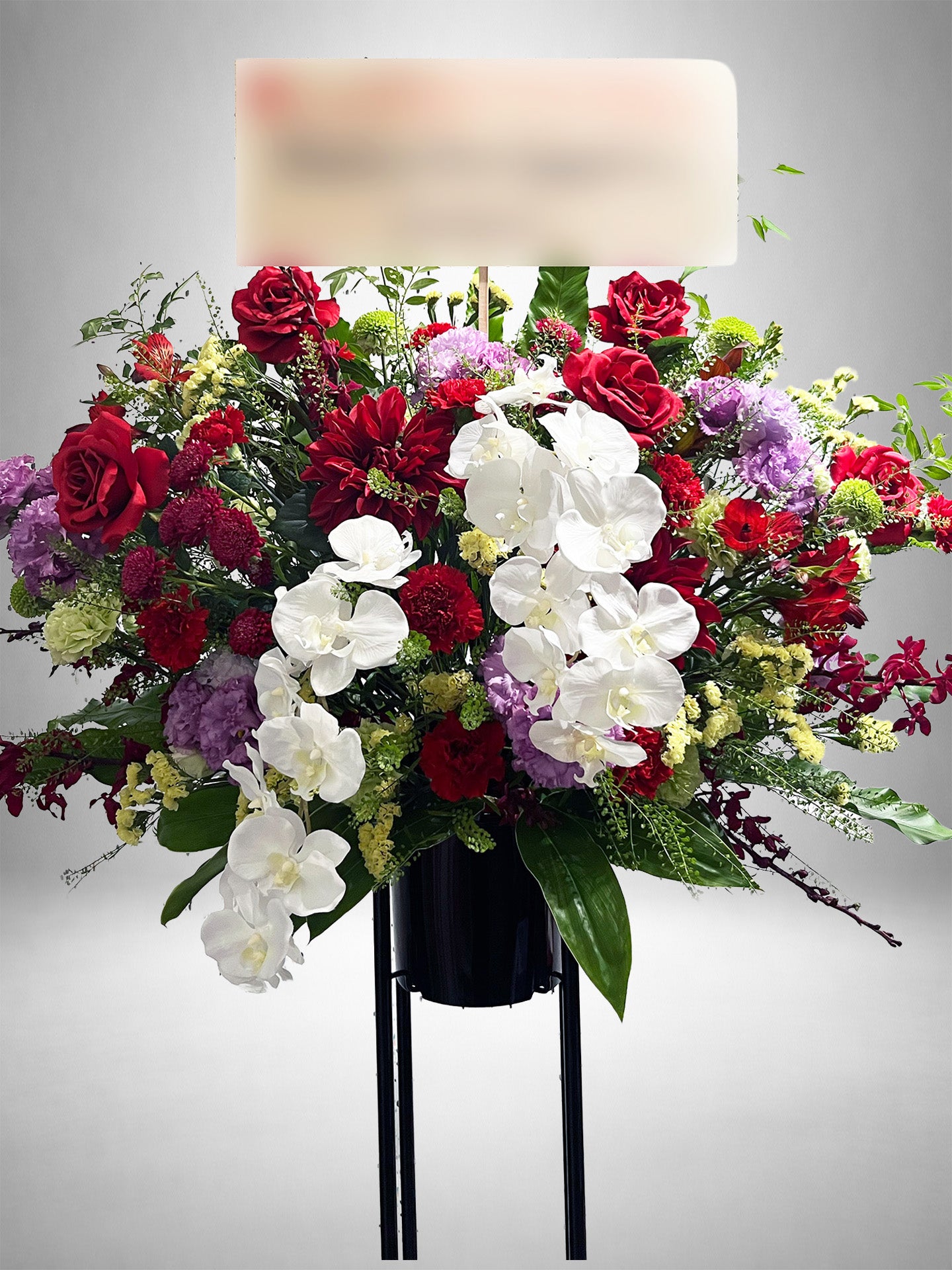 白い胡蝶蘭と赤いバラを主役にしたRe:Bloomシリーズの華やかなスタイル装花