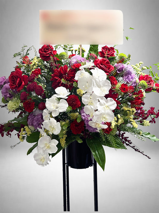 白い胡蝶蘭と赤いバラを主役にしたRe:Bloomシリーズの華やかなスタイル装花