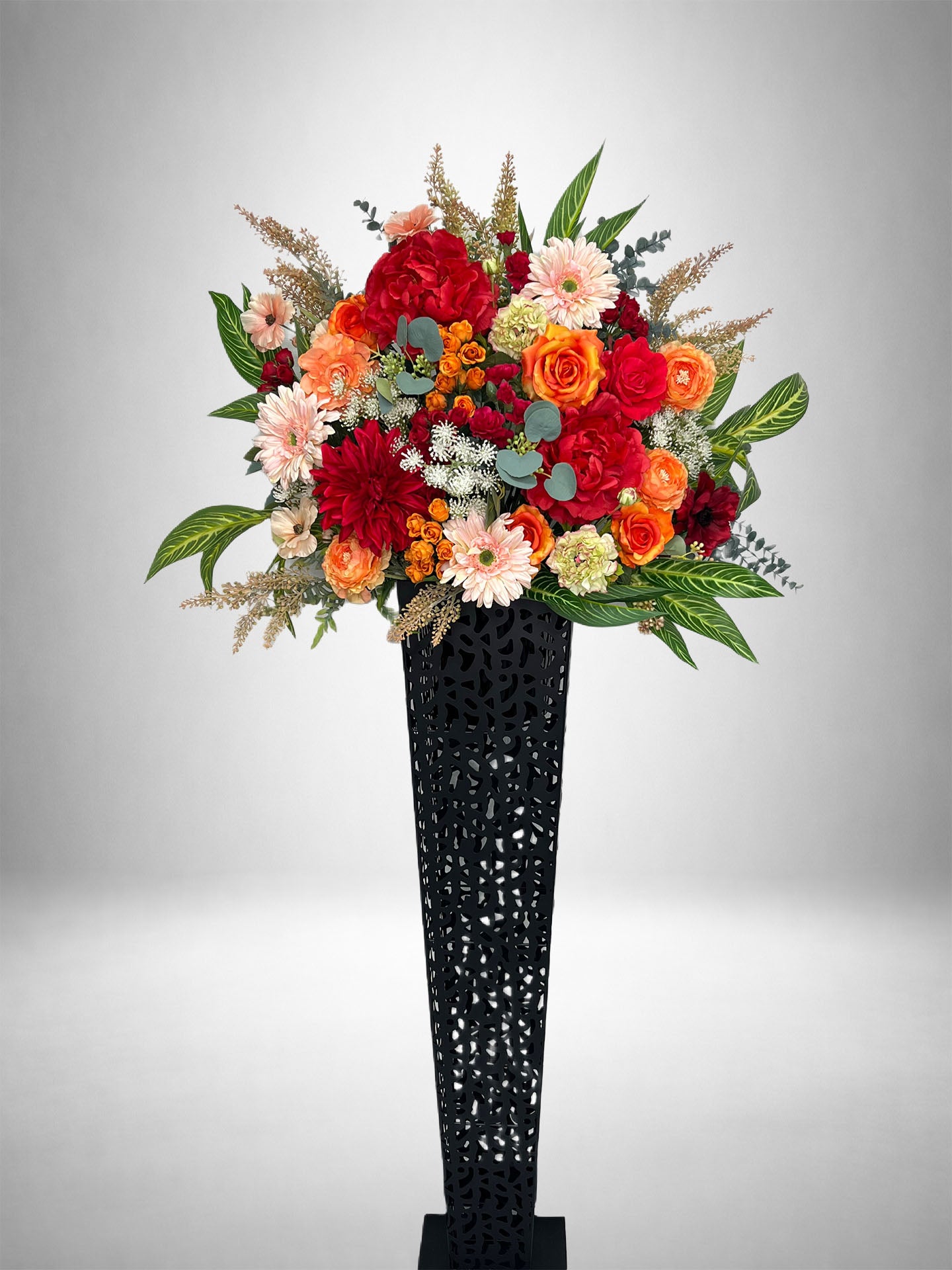 【Re:Bloom】ルージュエレガンスアレンジメント|レッドとオレンジの花々を使用した高級感のあるアーティフィシャルフラワーアレンジメント。開店祝い・オフィス装飾・法人ギフトにおすすめ。