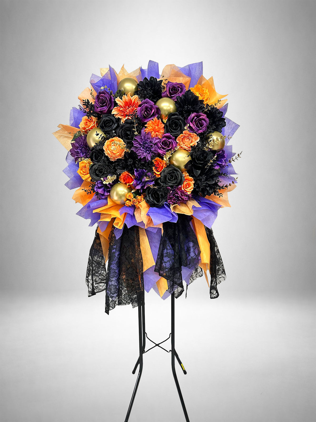 パープル・オレンジ・ブラックの花と黒レースを組み合わせたハロウィン仕様のフラワースタンド。10月のライブ・公演祝い、生誕祭、推し活、ハロウィンイベントにおすすめの華やかなフラスタです。
