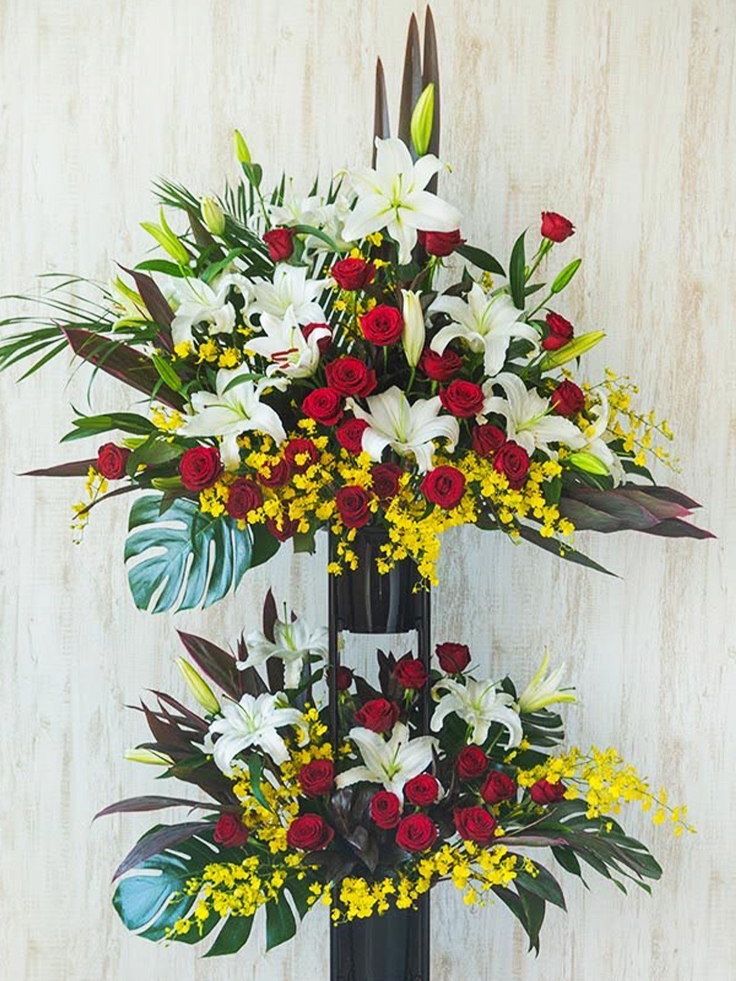 深紅と純白の花が際立つ二段スタンド花(公演祝いや開店祝いに映える華やかな祝い花)|Re:Stand HANA GARDEN TOKYO REX FLOWER