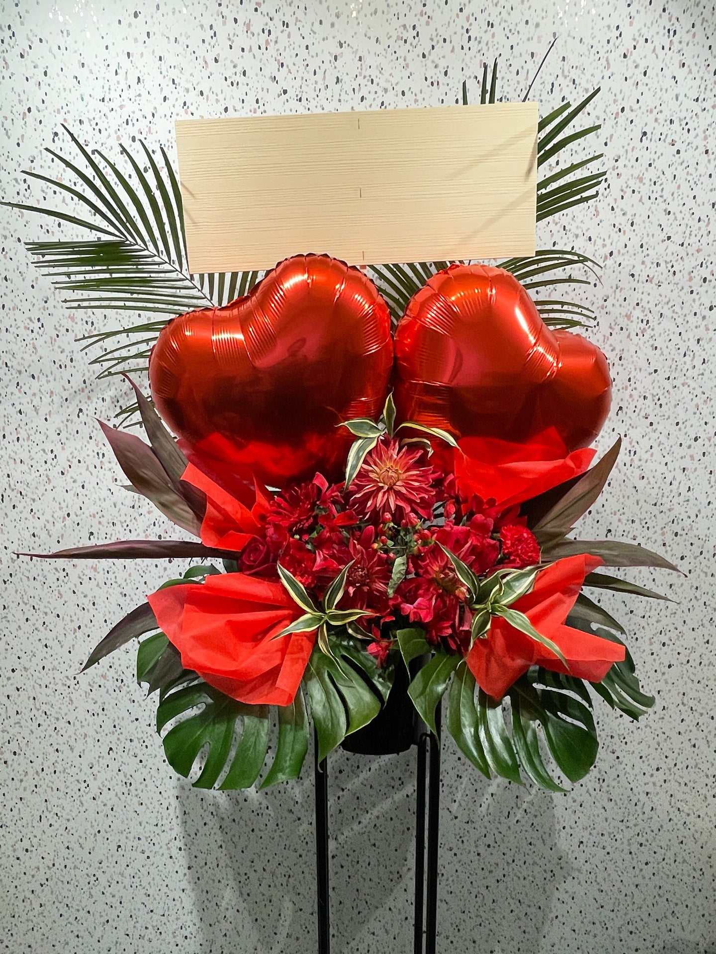 赤い花々とハートバルーンが彩るスタンド花(公演祝いや推し活に贈る華やかなバルーンフラワー祝い花)|Re:Stand HANA GARDEN TOKYO REX FLOWER