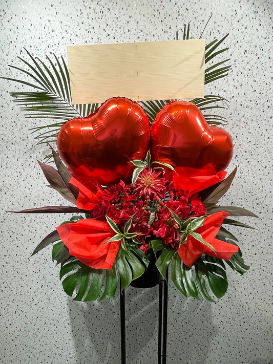 赤い花々とハートバルーンが彩るスタンド花(公演祝いや推し活に贈る華やかなバルーンフラワー祝い花)|Re:Stand HANA GARDEN TOKYO REX FLOWER