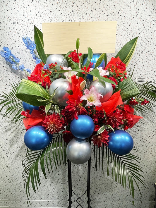 赤とメタリックバルーンが華やぐバルーンスタンド花(ライブや開店祝いに贈る豪華なバルーンフラワー祝い花)|Re:Stand HANA GARDEN TOKYO REX FLOWER