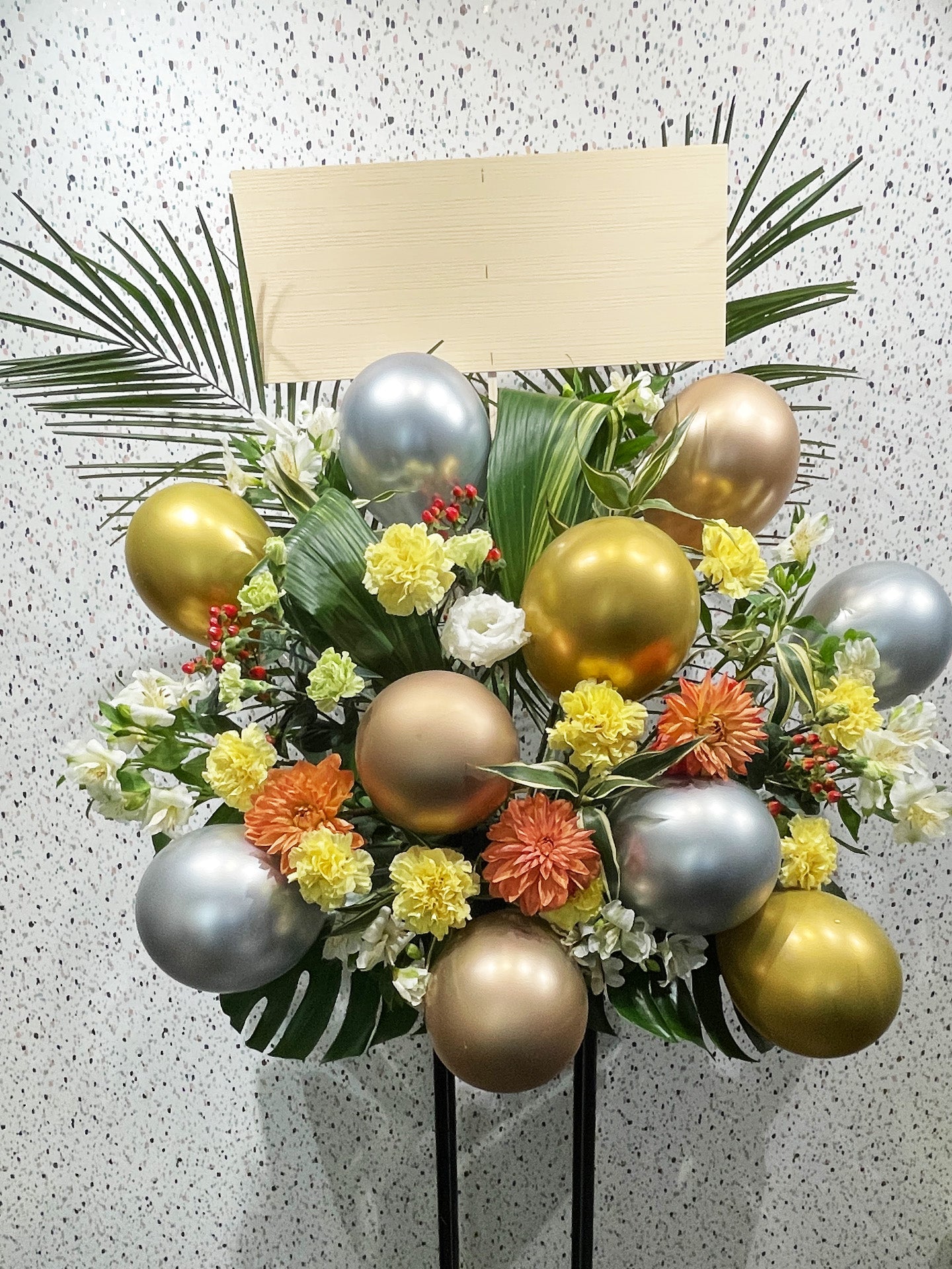 メタリックバルーンが輝くミックスカラーのスタンド花(ライブやイベントに映える華やかなバルーンフラワー祝い花)|Re:Stand HANA GARDEN TOKYO REX FLOWER