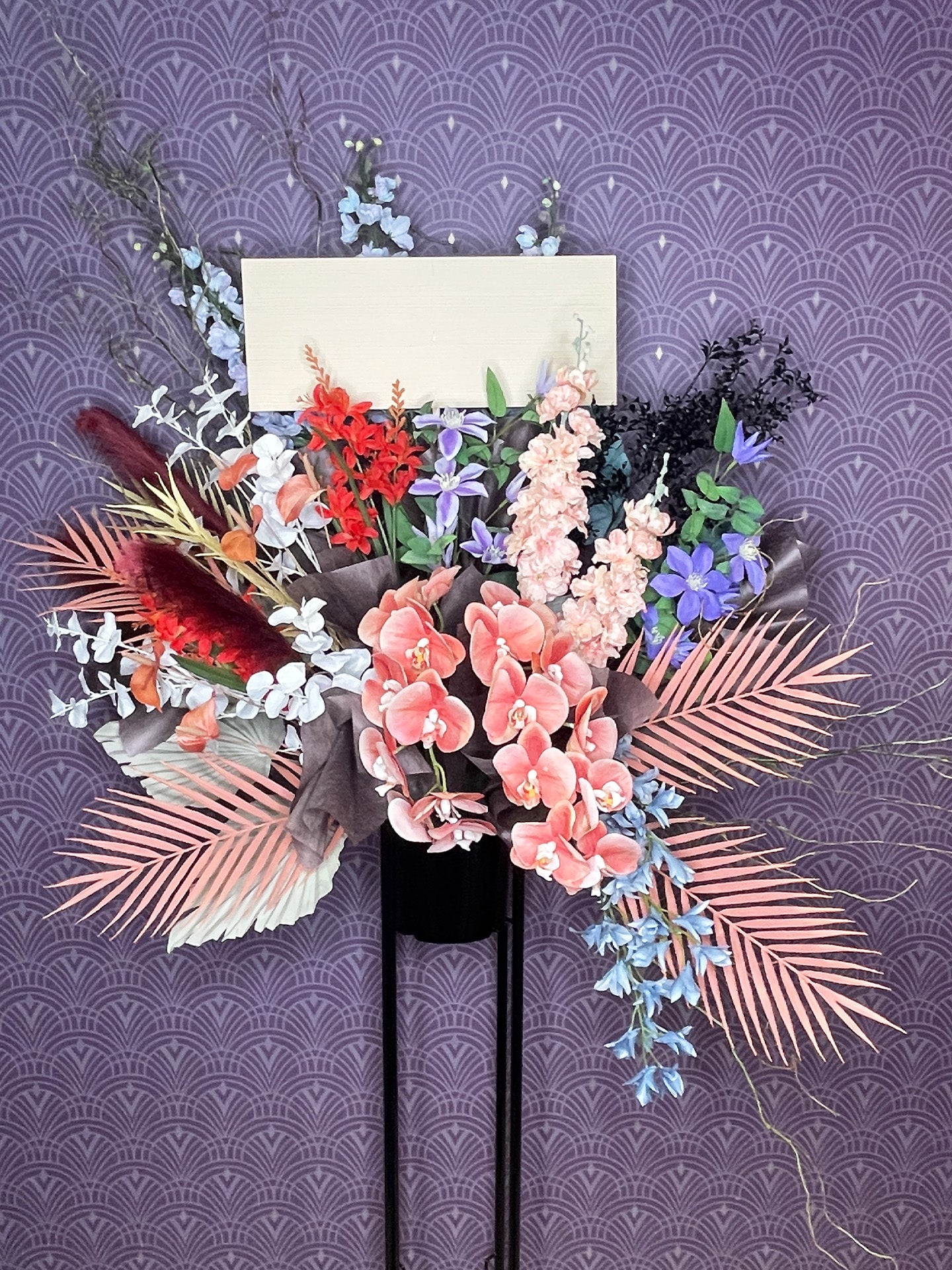 胡蝶蘭が彩るアーティフィシャルスタンド花(開店祝いや特別な公演に贈る上品で華やかな祝い花)|Re:Bloom HANA GARDEN TOKYO REX FLOWER