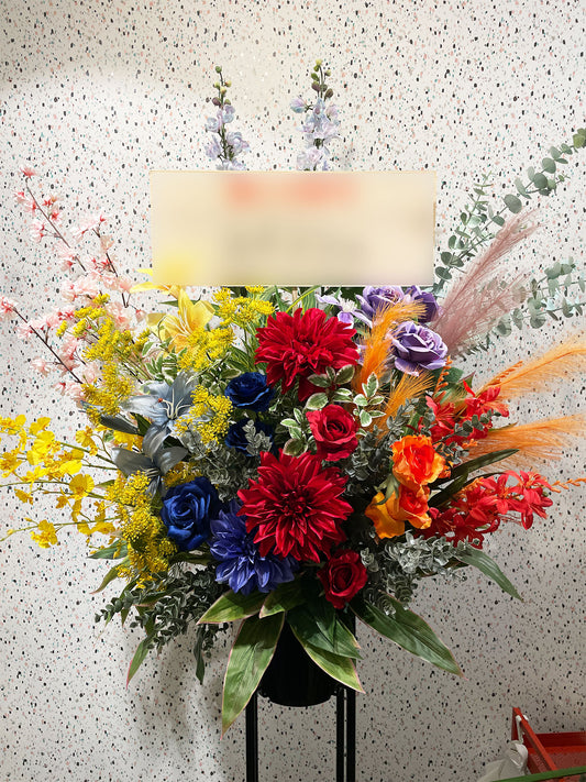 レッドダリアとブルーローズが彩るアーティフィシャルスタンド花(イベントや公演祝いに贈る華やかな祝い花)|Re:Bloom HANA GARDEN TOKYO REX FLOWER