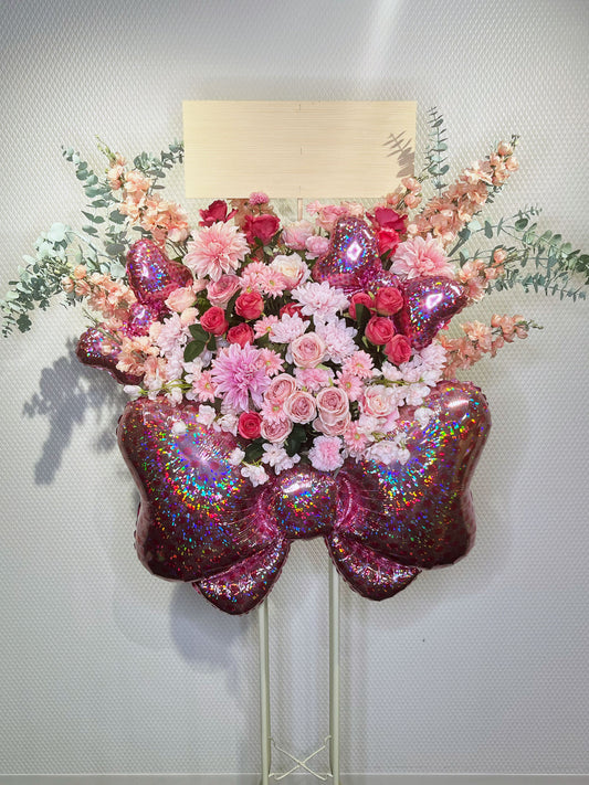ピンクのダリアやローズにグリッターリボンとハートバルーンをあしらったRe:Bloomシリーズのスタイル装花 (REX FLOWER)