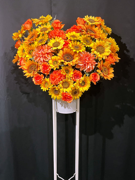 ひまわりとオレンジのバラでハート型にまとめたRe:Bloomシリーズのスタイル装花 (REX FLOWER)