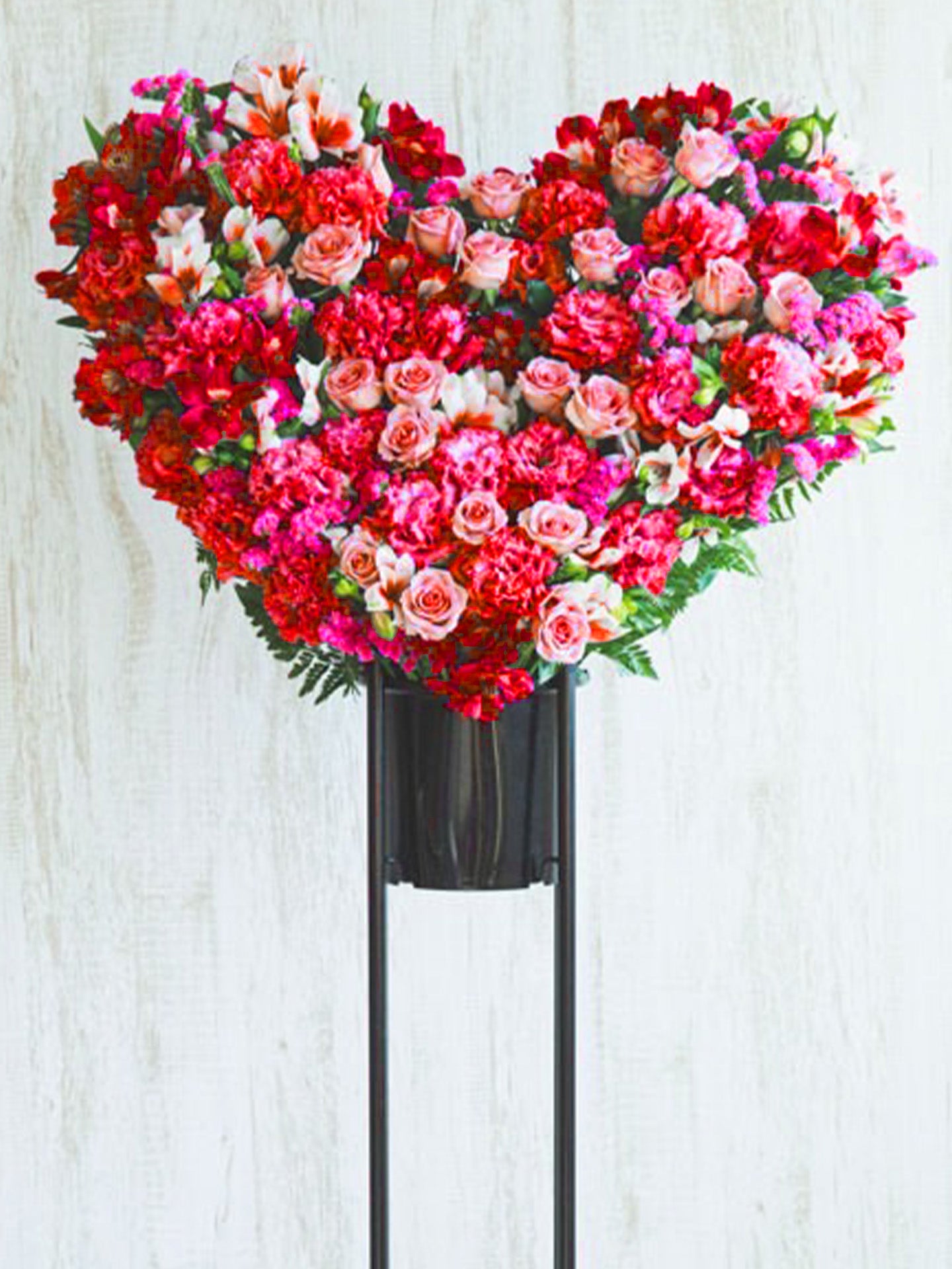 ピンクのハート型スタンド花(アイドル公演やファンイベントに贈るキュートな祝い花)|Re:Stand HANA GARDEN TOKYO