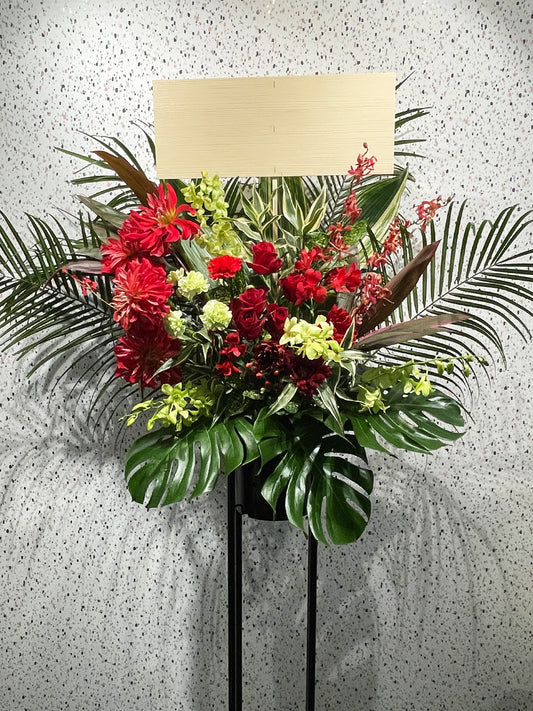 赤に白が映えるシンプルなスタンド花(公演祝いや開店祝いに贈る上品な祝い花)|Re:Stand HANA GARDEN TOKYO