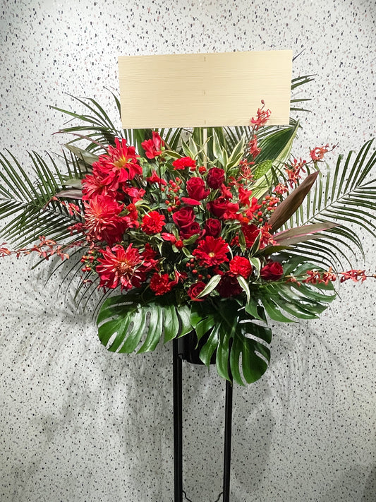 深紅の花々が彩るシンプルなスタンド花(公演祝いや開店祝いに贈る上品な祝い花)|Re:Stand HANA GARDEN TOKYO