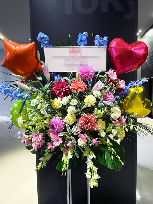 花々が主役のシンプルなバルーンスタンド花(公演祝いやイベントに贈る華やかな祝い花)|Re:Stand HANA GARDEN TOKYO