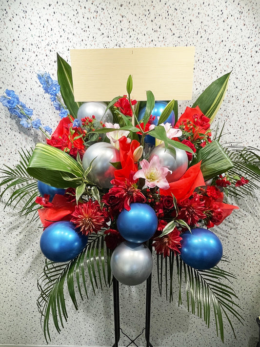 赤とメタリックバルーンが華やぐバルーンスタンド花(ライブや開店祝いに贈る豪華なバルーンフラワー祝い花)|Re:Stand HANA GARDEN TOKYO