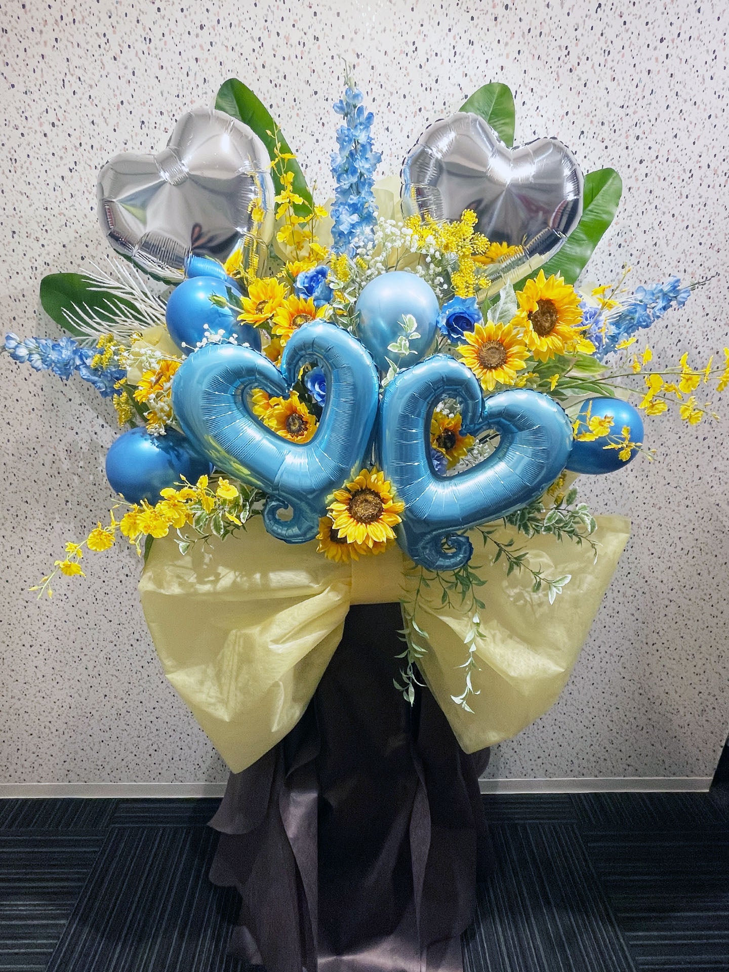サンフラワーとスカイブルーバルーンのスタンド花(夏イベントや公演に贈る爽やかなバルーンフラワー祝い花)|Re:Stand HANA GARDEN TOKYO