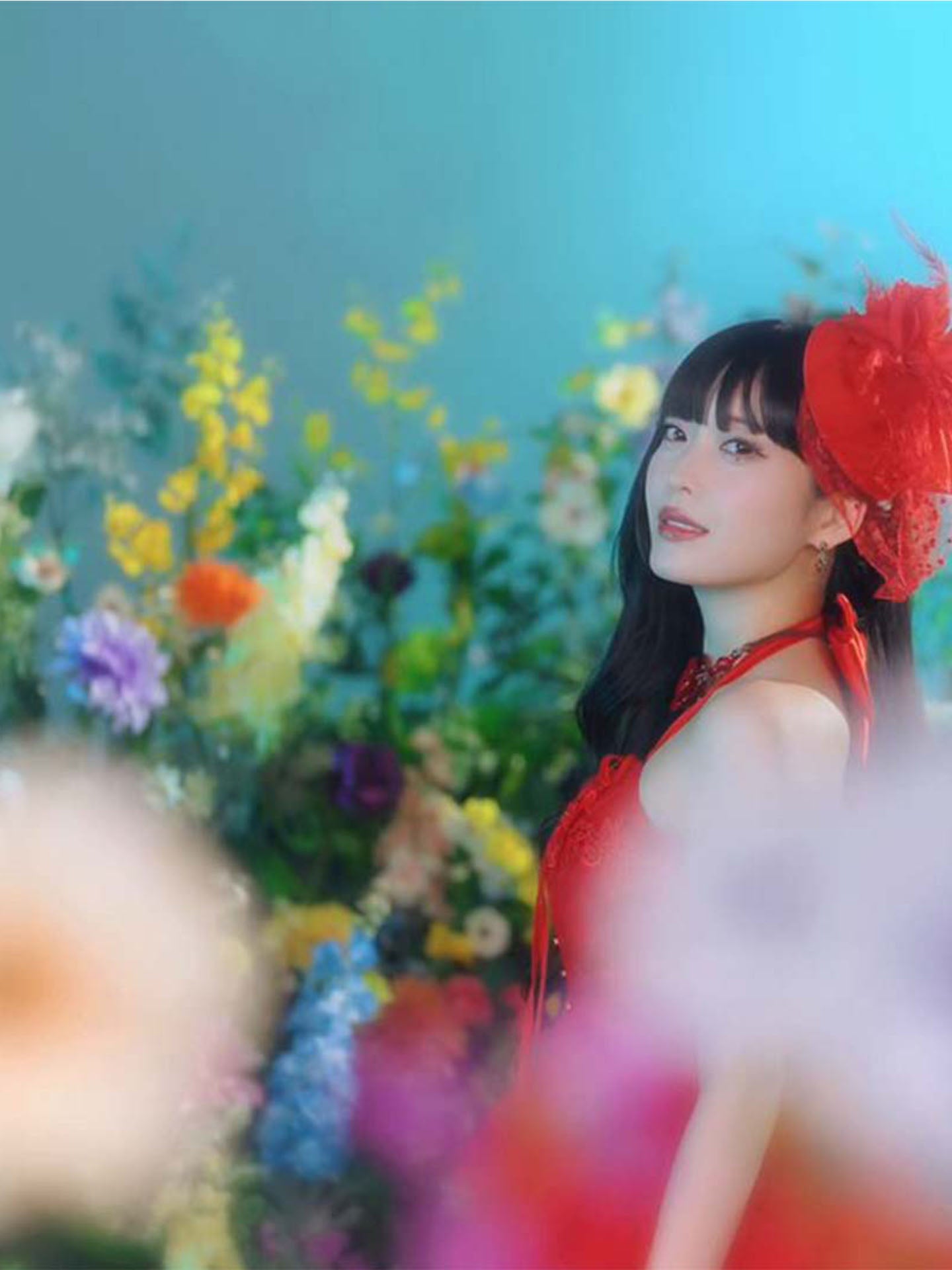 MV撮影装飾事例 花耶 KAYA サザンカ Official MV 色鮮やかなフラワー装飾による撮影空間演出と映像制作向け装飾デザイン