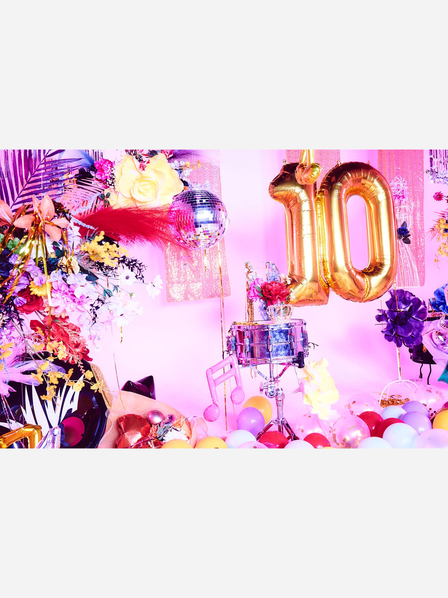 ビバラッシュ10周年アーティスト写真撮影の装飾事例