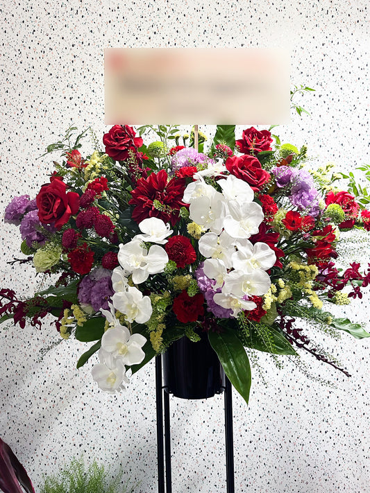 白い胡蝶蘭と赤いバラを主役にしたRe:Bloomシリーズの華やかなスタイル装花