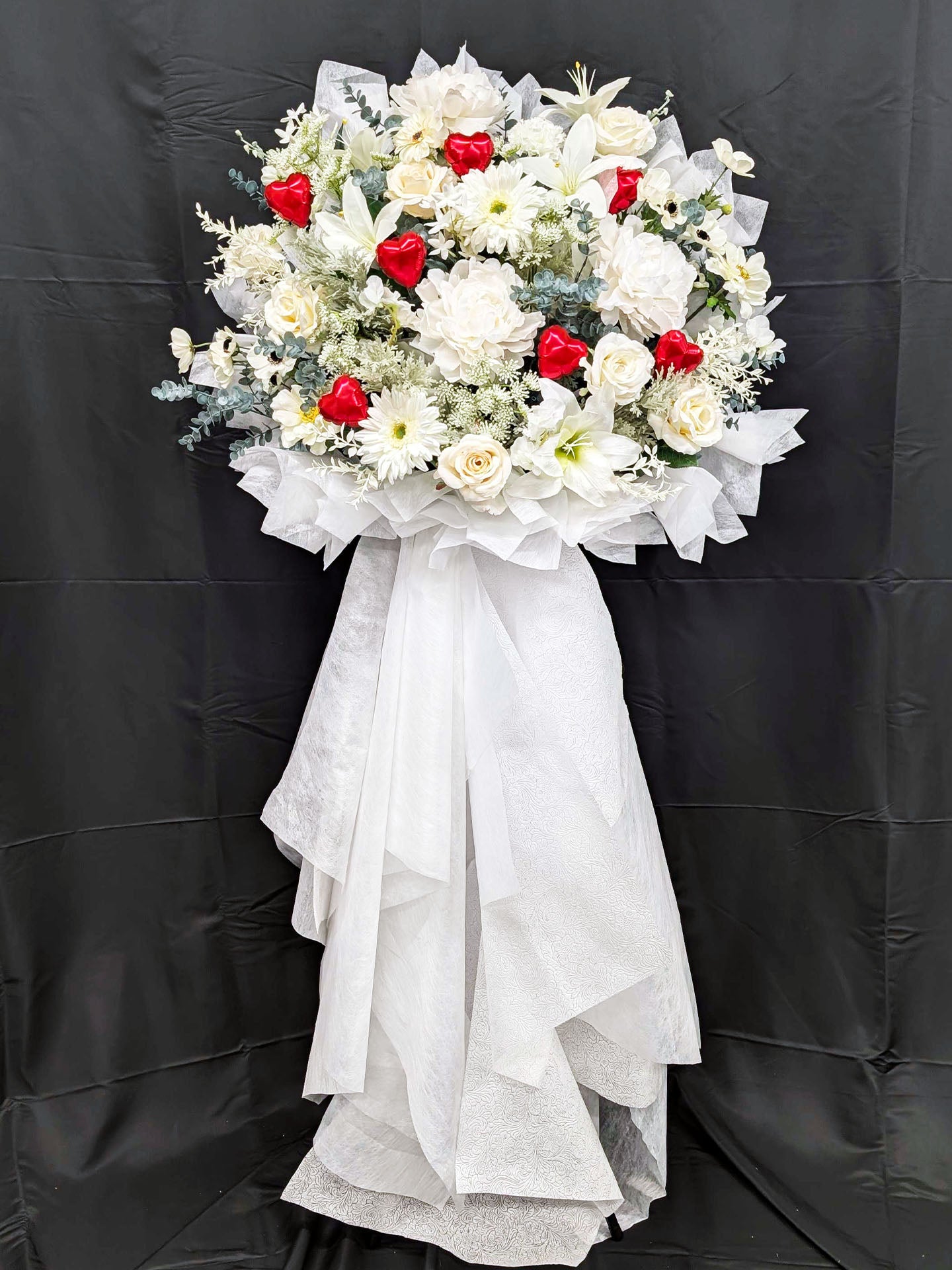 [Re:Bloom] ピオニー ホワイトグレーススタンド花。大輪のピオニーを主役にした上品なデザイン。サステナブルな造花を使用し、公演祝いや記念日におすすめです。