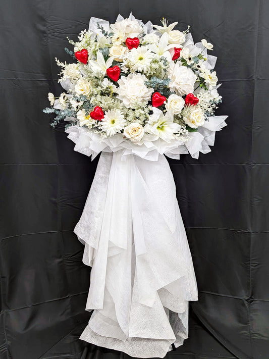 [Re:Bloom] ピオニー ホワイトグレーススタンド花。大輪のピオニーを主役にした上品なデザイン。サステナブルな造花を使用し、公演祝いや記念日におすすめです。