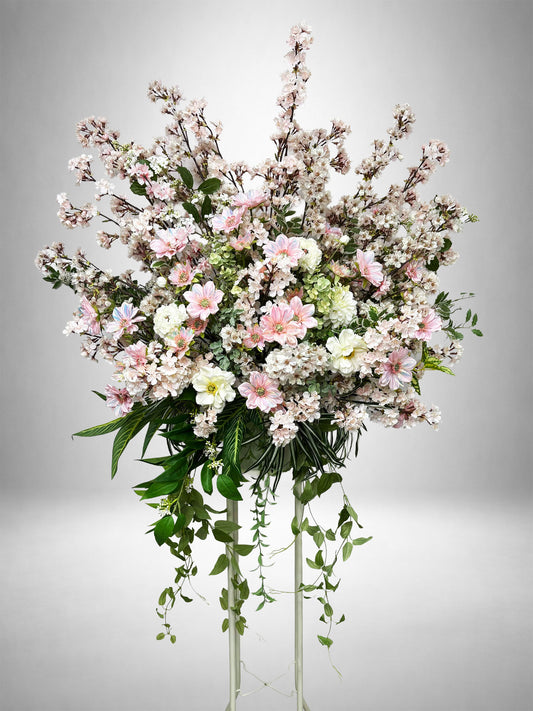 桜をイメージした淡いピンクの花とグリーンを組み合わせたRe:Bloom 桜グリーンエレガンススタンド｜春公演や門出のお祝いに映えるサステナブルなスタンド花（HANA GARDEN TOKYO）