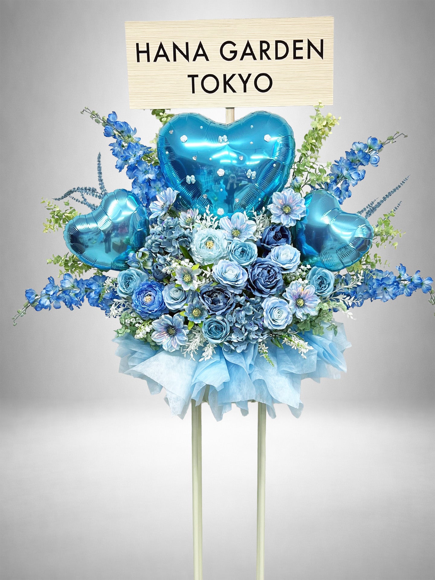 Re:Bloom ハートジュエリースタンド花（スカイブルー） スカイブルーのハートバルーンと花々を使用した爽やかなフラワースタンド
