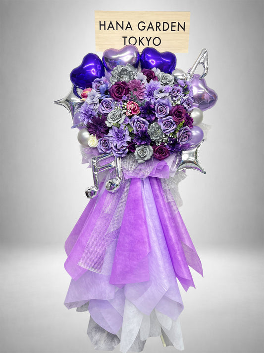 【Re:Bloom】パープルメロディスタンド｜音符バルーンとパープルの花々を使用したスタンド花・フラワースタンド。ライブ・公演祝い・推し活におすすめの音楽モチーフデザイン。