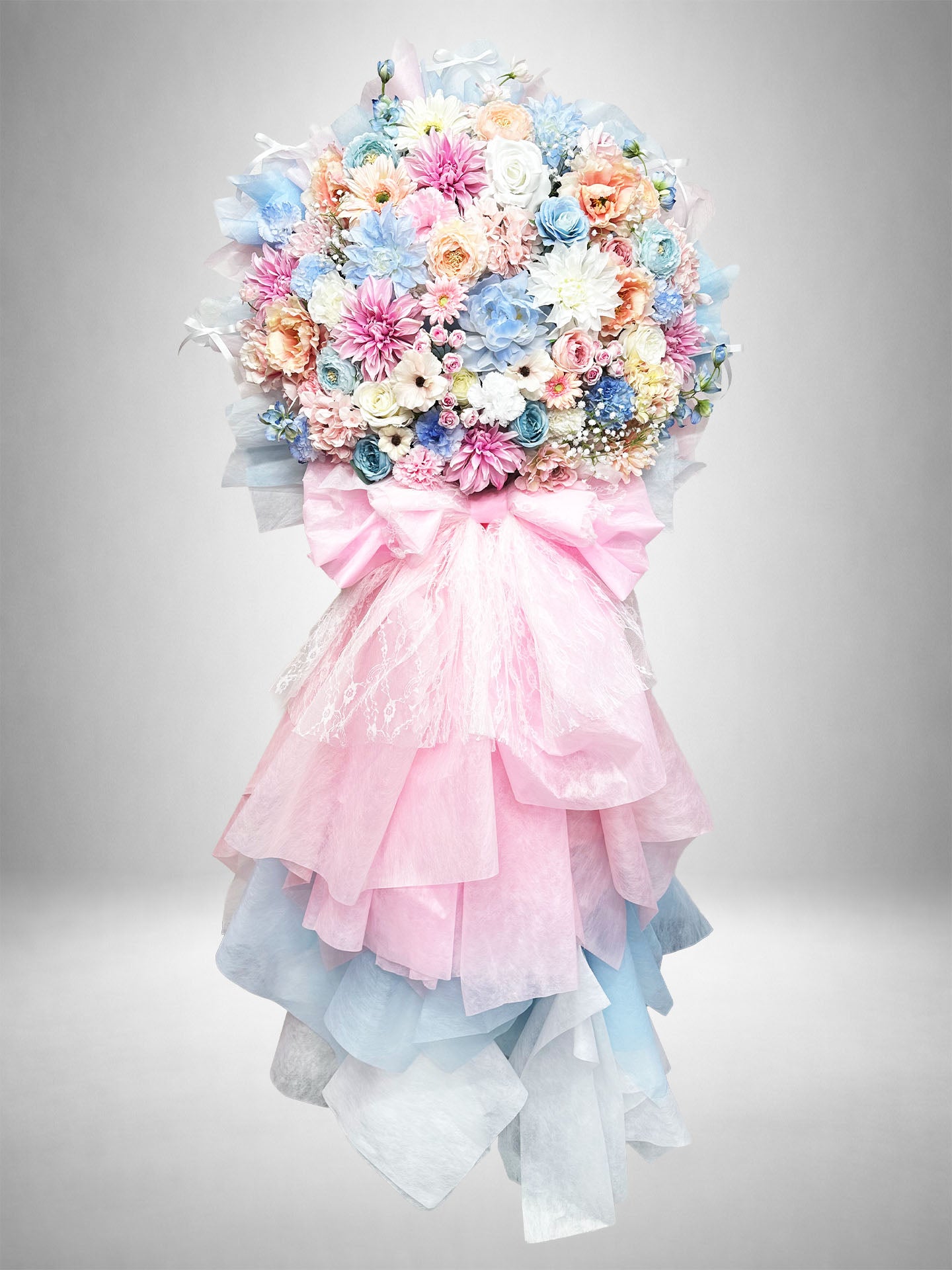 [Re:Bloom] パステルレースリボンスタンド｜ピンク・ライトブルー・ホワイトの花々とレースリボンを使用した華やかなスタンド花