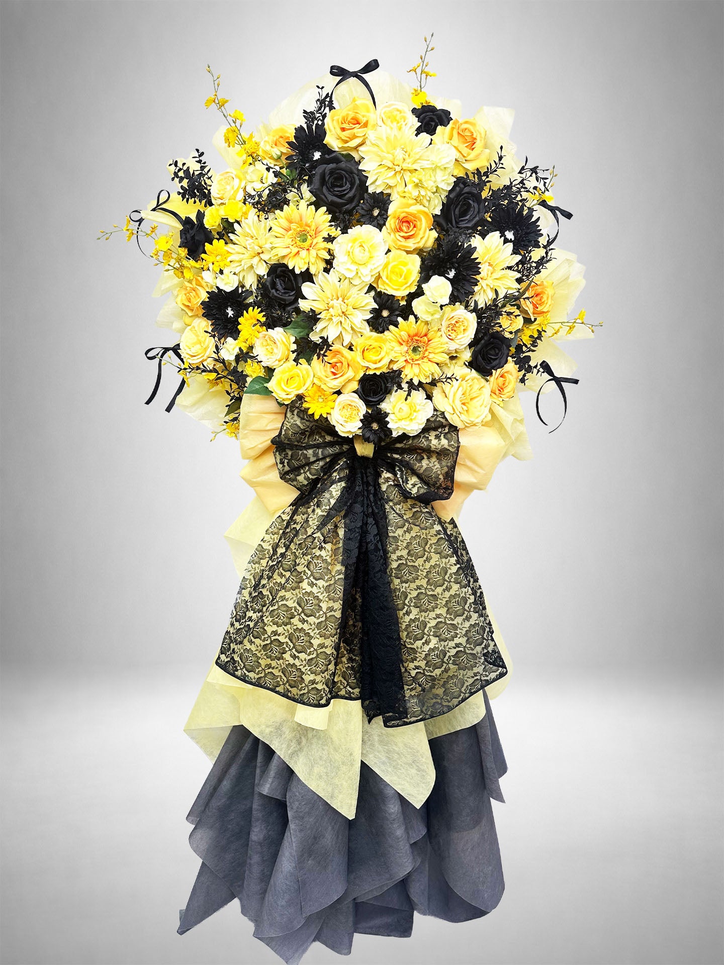 [Re:Bloom] イエローレースリボンスタンド｜イエロー・クリーム・ブラックの花々とブラックレースリボンを使用した華やかなスタンド花