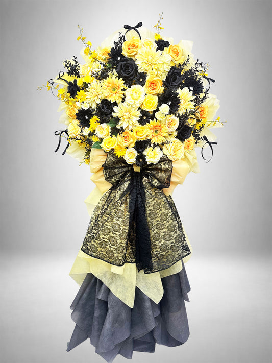 [Re:Bloom] イエローレースリボンスタンド｜イエロー・クリーム・ブラックの花々とブラックレースリボンを使用した華やかなスタンド花