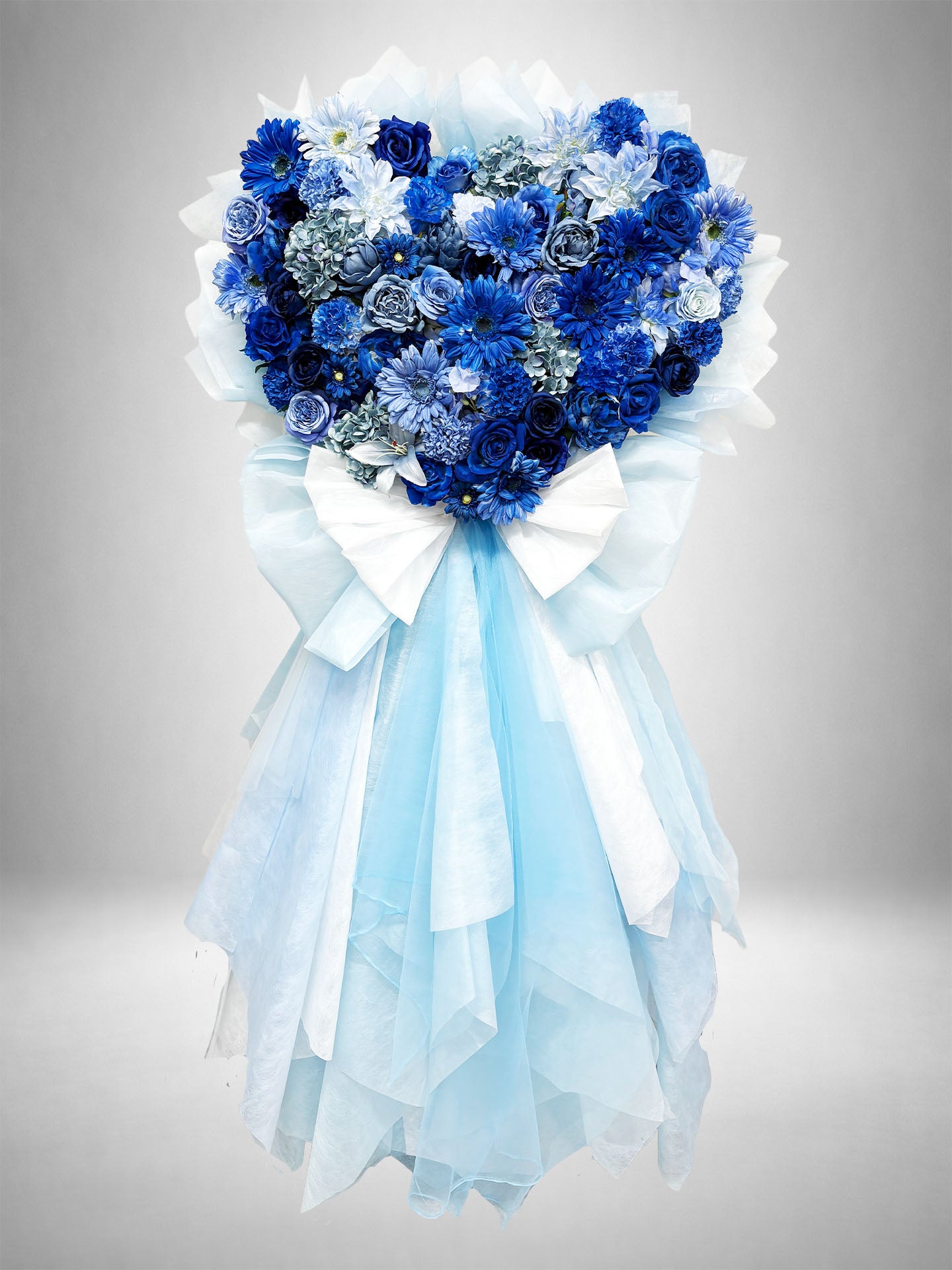 [Re:Bloom] ブルーハートスタンド｜ブルー・ライトブルー・ホワイトの花々をハート型にアレンジした華やかなスタンド花