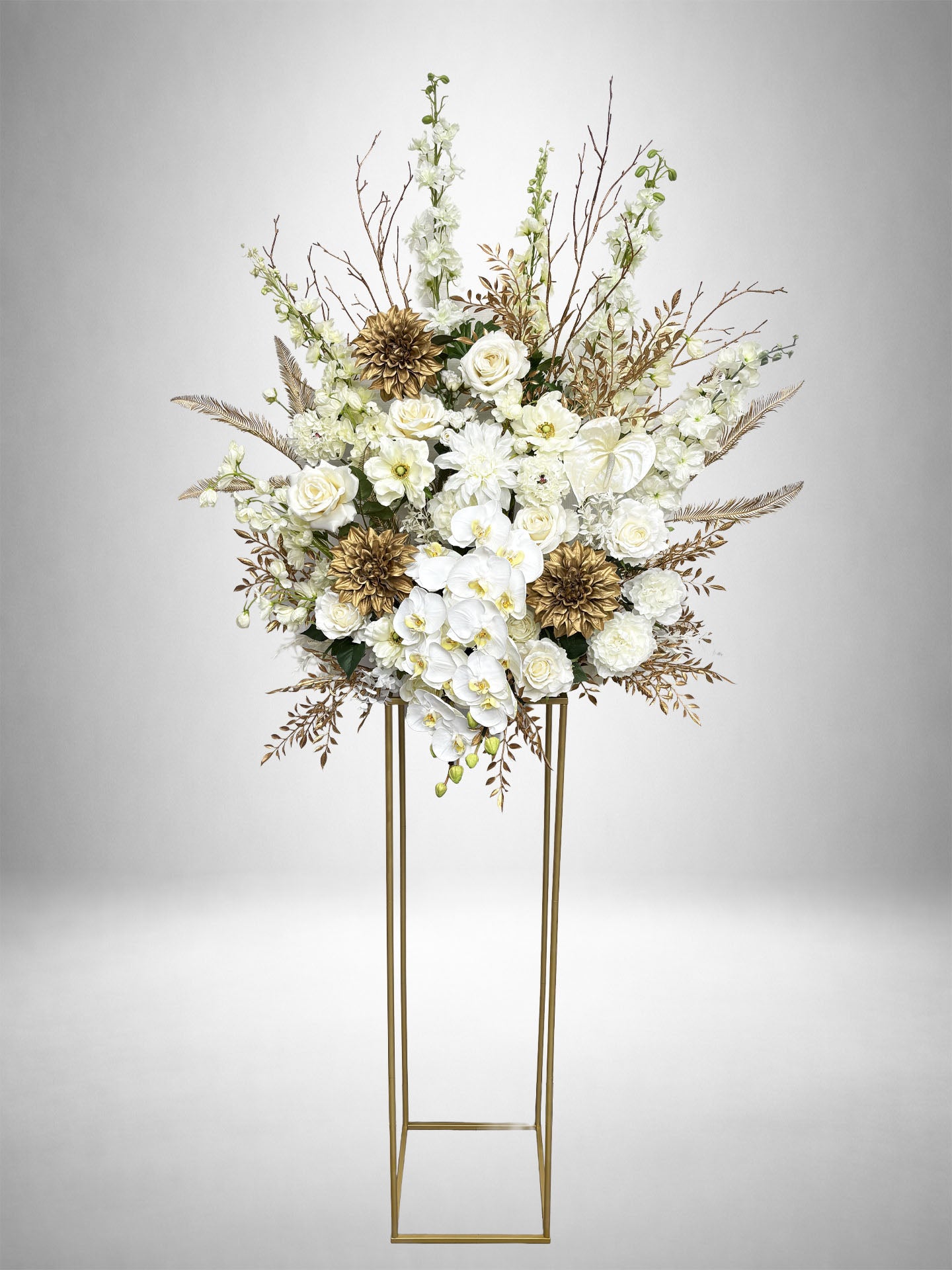 [Re:Bloom] ホワイトノーブルゴールドスタンド｜ホワイトの花々とゴールドフレームを組み合わせた高級感あふれるアーティフィシャルフラワースタンド