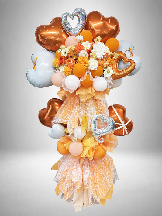 [Re:Bloom] アプリコットハートジュエリーバルーンスタンド｜アプリコット・オレンジカラーの花々とハートバルーンを組み合わせた華やかなスタンド花