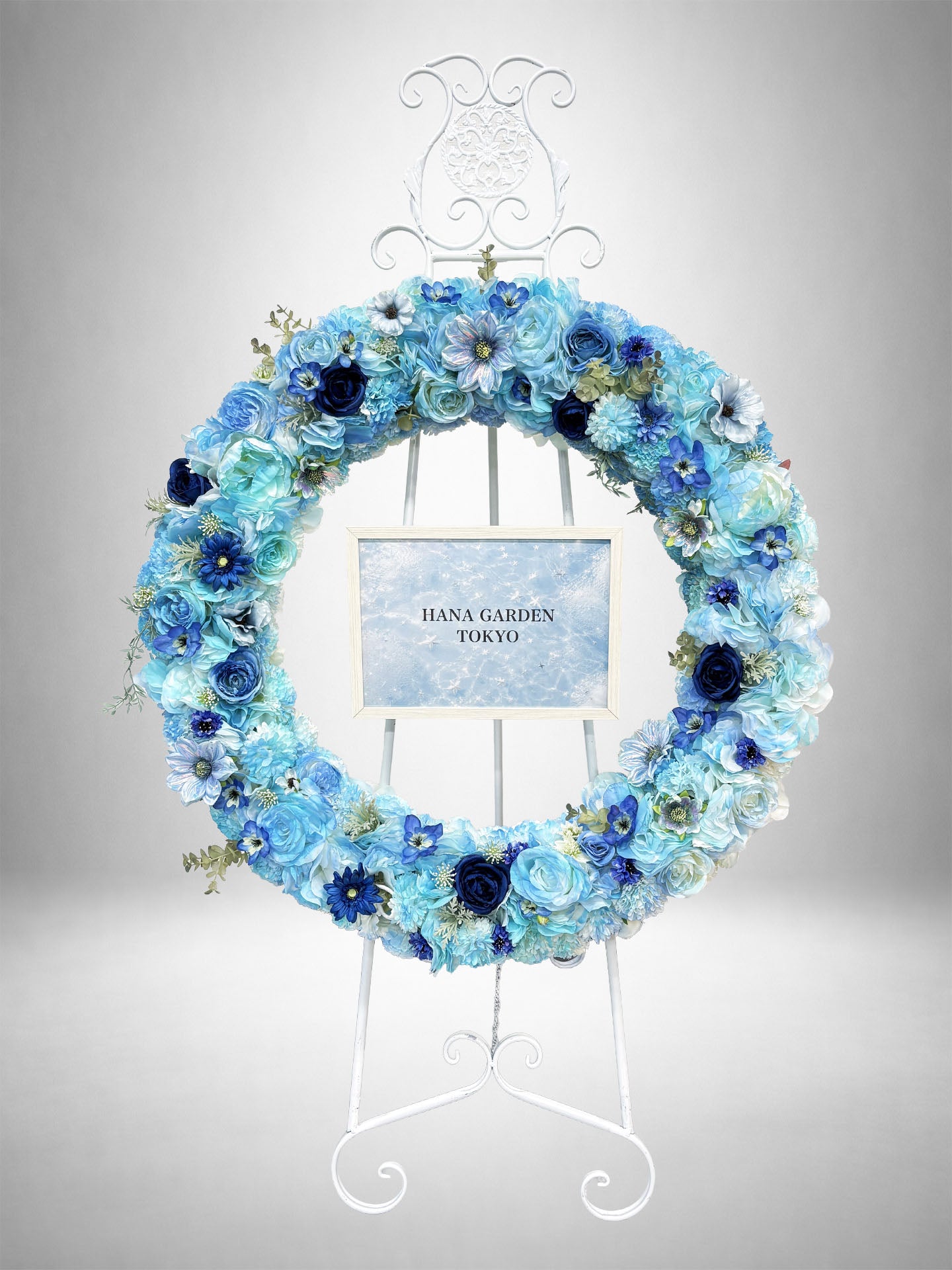 [Re:Bloom] ブルーフラワーリーススタンド｜ブルーグラデーションの花々を使用したリース型アーティフィシャルフラワースタンド