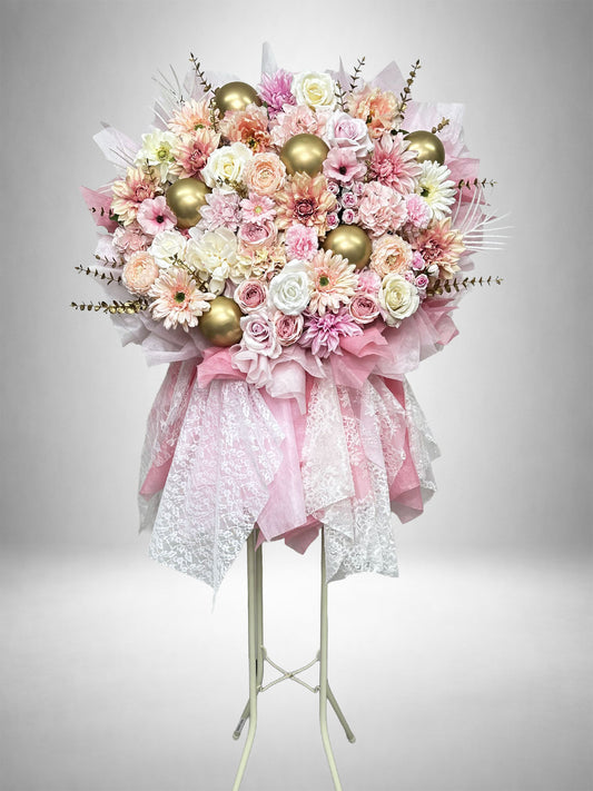 ピンクとホワイトの花々にゴールドのオーナメントとホワイトレースを組み合わせたピンクレーススタンド