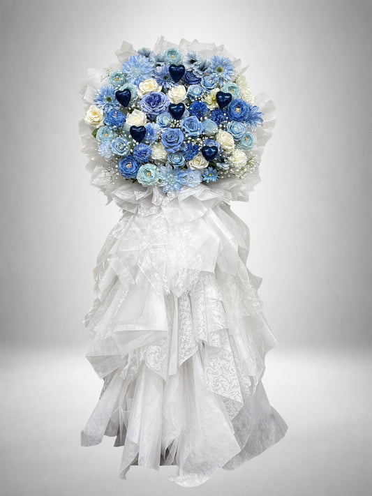ライトブルー・ブルー・ホワイトの花々にネイビーハートを散りばめた華やかなスタンド花。ボリュームのあるホワイト装飾を合わせた、上品で幻想的なデザインです。ライブ・公演祝い、生誕祭、誕生日、イベントなどにおすすめです。