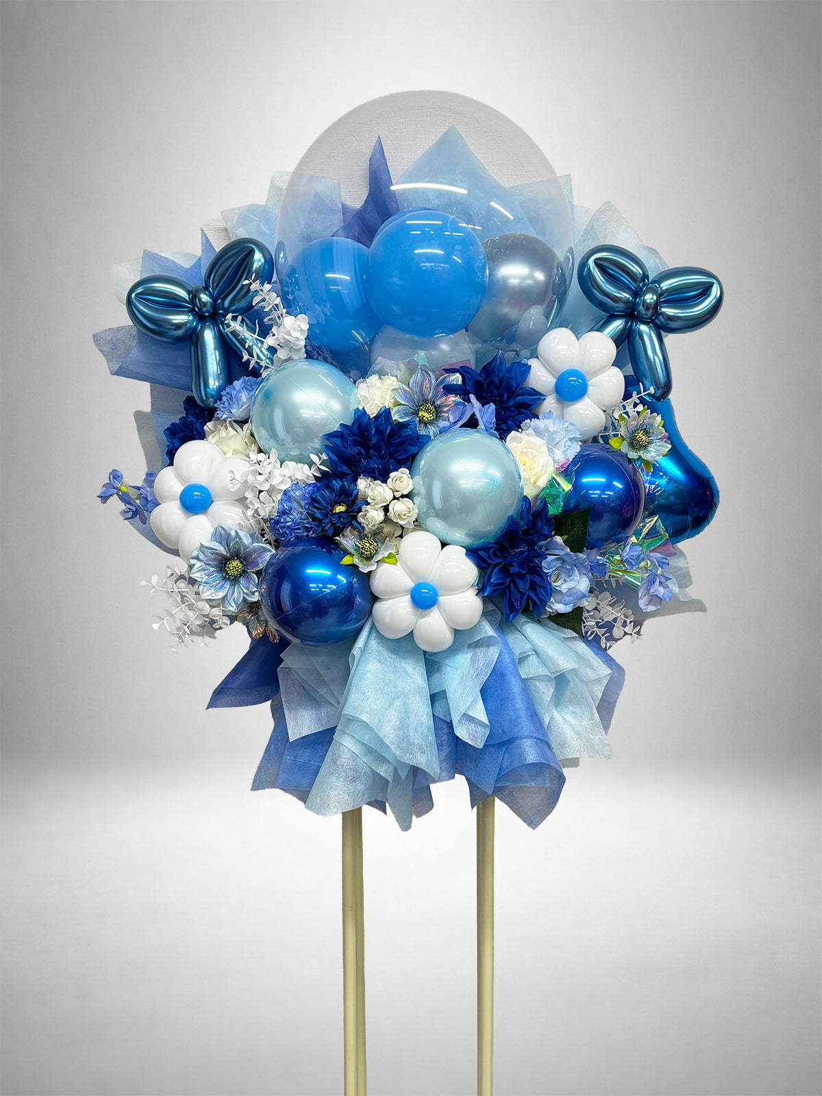 ブルー・水色・ホワイトの花とリボンバルーンを組み合わせた爽やかなフラワースタンド。青・水色担当の推し活やライブ、公演祝い、生誕祭、誕生日におすすめのバルーンフラスタです。
