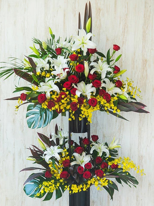 深紅と純白の花が際立つ二段スタンド花（公演祝いや開店祝いに映える華やかな祝い花）｜Re:Stand HANA GARDEN TOKYO REX FLOWER