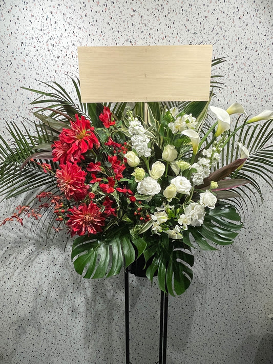 赤と白の花々が織りなすエレガントなスタンド花（公演祝いや開店祝いに贈る上品な祝い花）｜Re:Stand HANA GARDEN TOKYO REX FLOWER