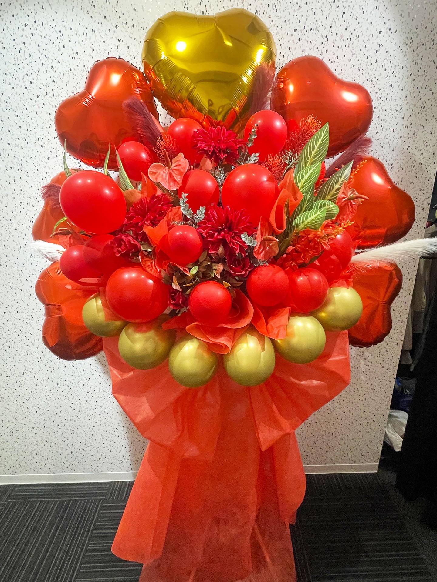 ゴールド＆レッドのバルーンスタンド花（ライブや開店祝いに贈る豪華なバルーンフラワー祝い花）｜Re:Stand HANA GARDEN TOKYO REX FLOWER