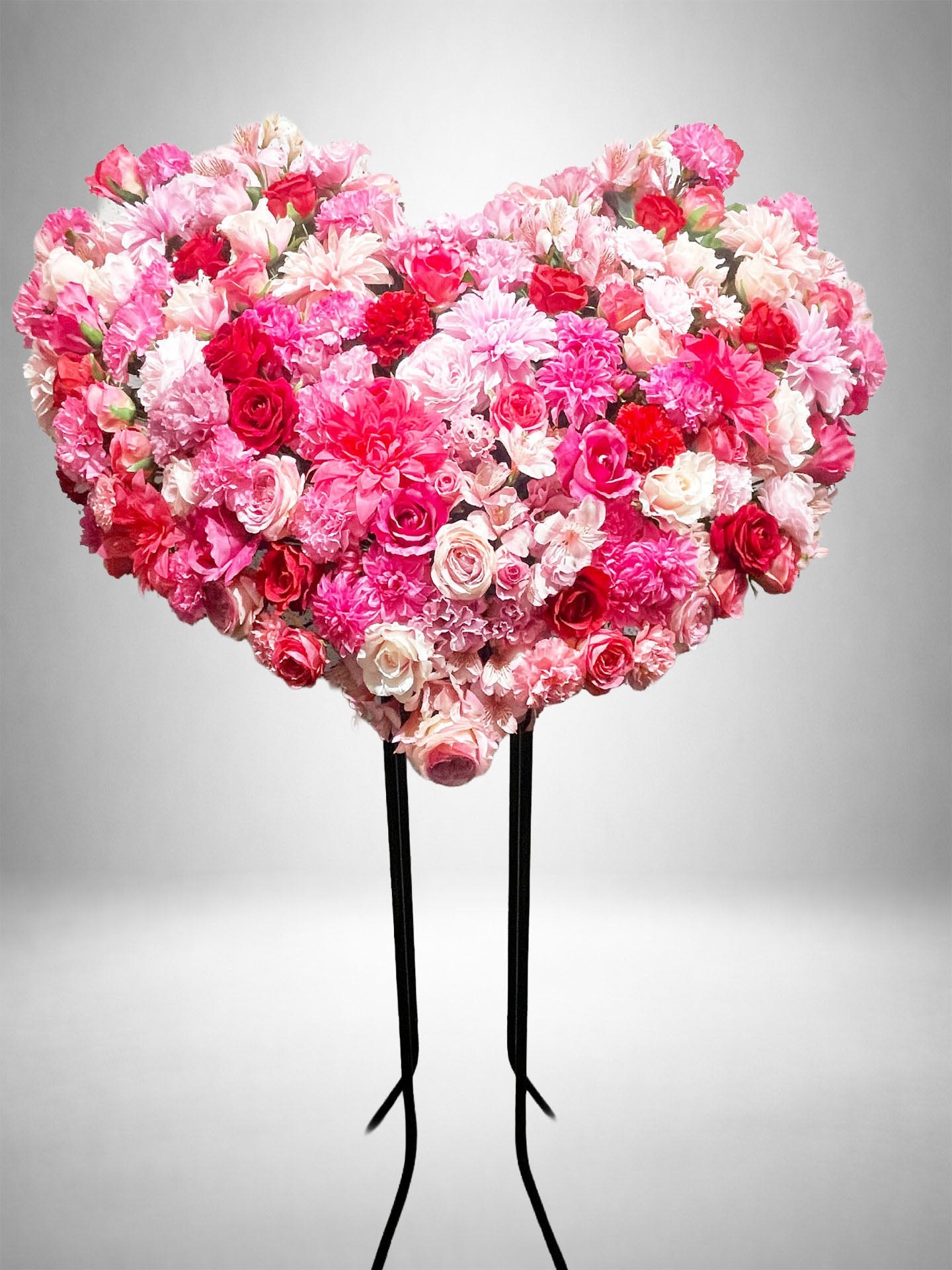 ピンクのハート型スタンド花（アイドル公演やファンイベントに贈るキュートな祝い花）｜Re:Stand HANA GARDEN TOKYO