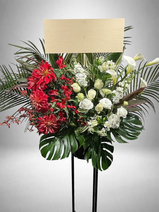 赤と白の花々が織りなすエレガントなスタンド花（公演祝いや開店祝いに贈る上品な祝い花）｜Re:Stand HANA GARDEN TOKYO