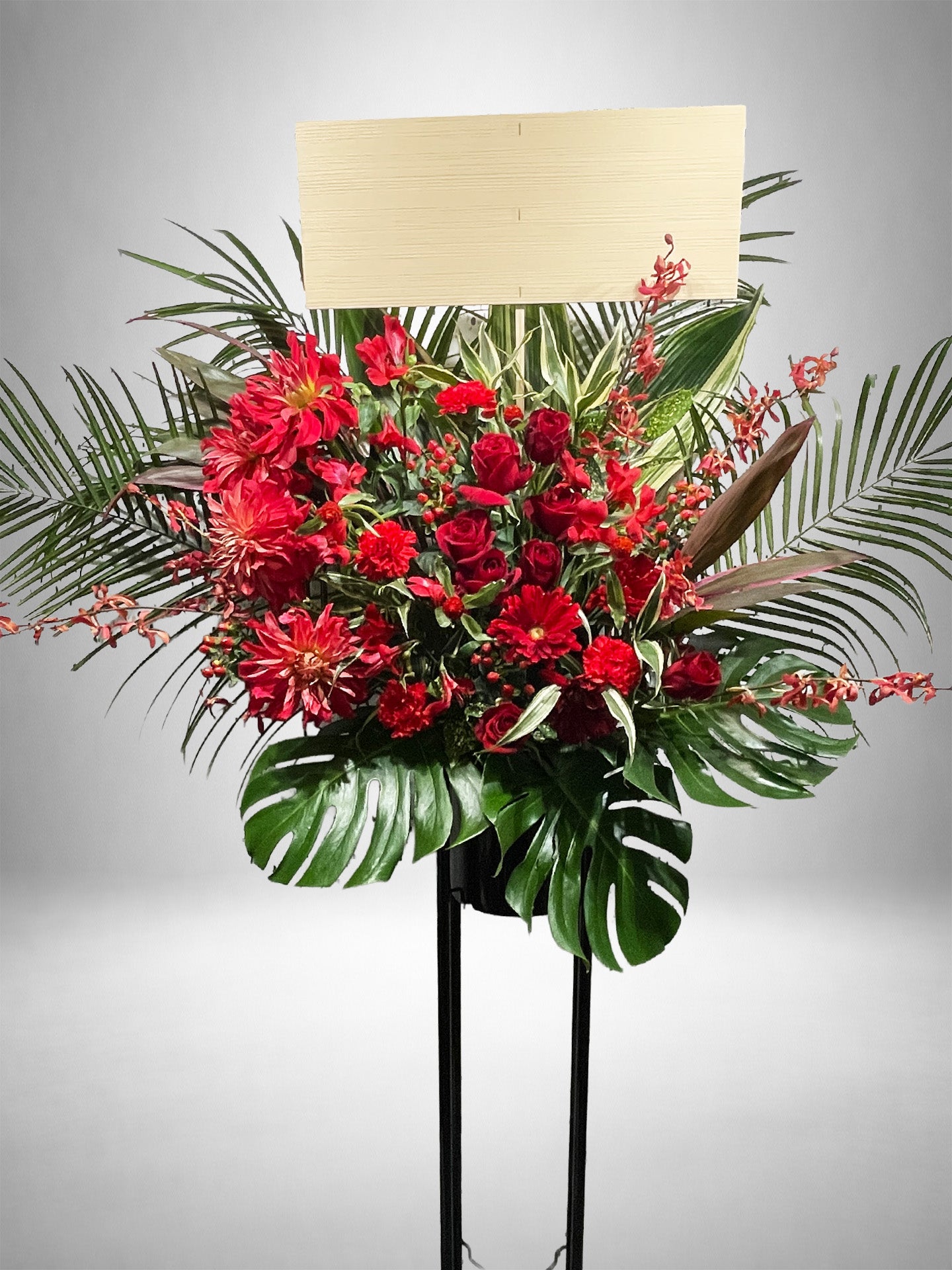 深紅の花々が彩るシンプルなスタンド花（公演祝いや開店祝いに贈る上品な祝い花）｜Re:Stand HANA GARDEN TOKYO