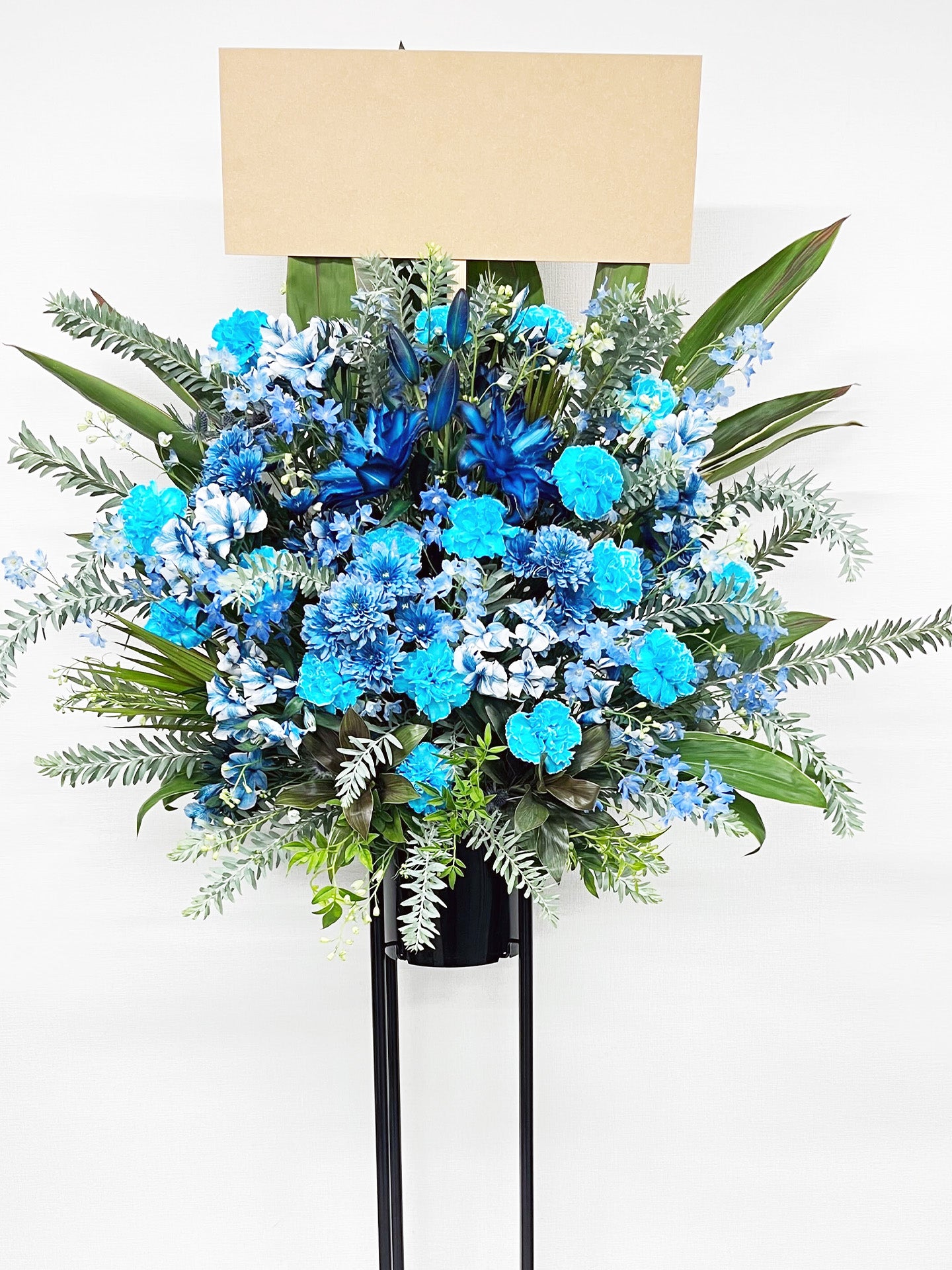スカイブルーとアクアトーンが爽やかに映えるスタンド花。
ブルーグラデーションが美しい生花デザインで、ライブ・イベント装飾にもおすすめ。
