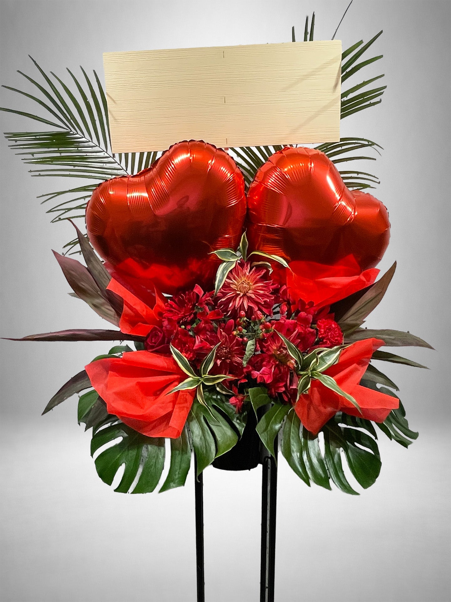 赤い花々とハートバルーンが彩るスタンド花（公演祝いや推し活に贈る華やかなバルーンフラワー祝い花）｜Re:Stand HANA GARDEN TOKYO