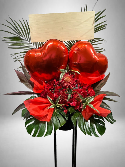 赤い花々とハートバルーンが彩るスタンド花（公演祝いや推し活に贈る華やかなバルーンフラワー祝い花）｜Re:Stand HANA GARDEN TOKYO